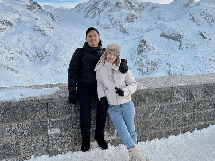 Pasangan ini merayakan tahun baru 2023 di Gornergrat Zermatt, Swiss. Azriel terlihat memeluk Sarah yang sedang bersandar padanya dengan latar belakang gunung es. Sarah mengunggah foto ini pada 1 Januari 2023.