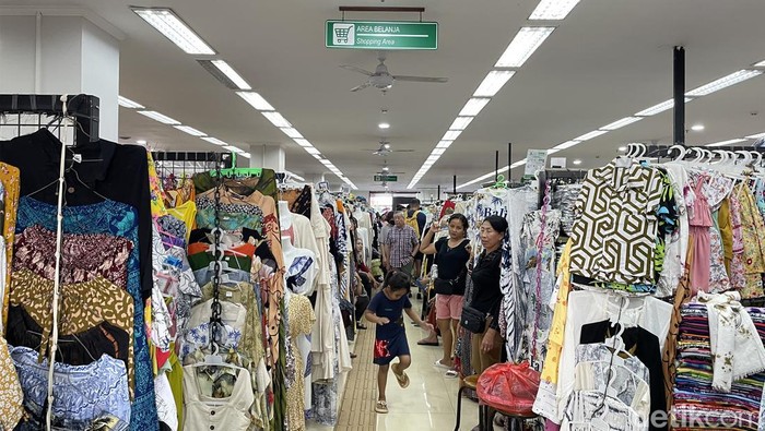 Pasar Seni Sukawati, Tempat Berburu Oleh-oleh Khas Bali Bagi traveler yang sedang berlibur di Bali, tak lengkap rasanya jika tak mampir ke Pasar Seni Sukawati. Di pasar itu menyediakan bermacam oleh-oleh khas Bali.