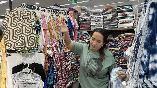 Bagi traveler yang sedang berlibur di Bali, tak lengkap rasanya jika tak mampir ke Pasar Seni Sukawati. Di pasar itu menyediakan bermacam oleh-oleh khas Bali.