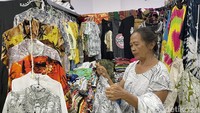 Pasar ini menawarkan berbagai macam produk seni dan kerajinan tangan yang mencakup berbagai kategori, seperti pakaian tradisional Bali (seperti kain sarung, kebaya, dan kain songket), barang-barang perak dan perhiasan, lukisan tradisional, patung-patung kayu, kerajinan anyaman, dan banyak lagi.  