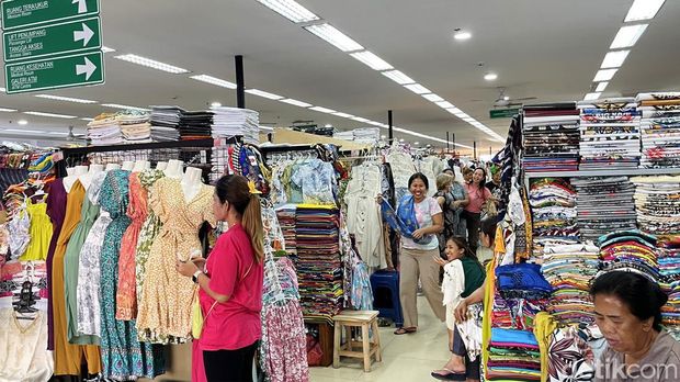 Bagi traveler yang sedang berlibur di Bali, tak lengkap rasanya jika tak mampir ke Pasar Seni Sukawati. Di pasar itu menyediakan bermacam oleh-oleh khas Bali.
