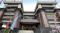 Pasar Seni Sukawati terletak di Desa Sukawati, Gianyar, dan dikenal sebagai pusat perdagangan seni dan kerajinan tradisional Bali yang autentik.  