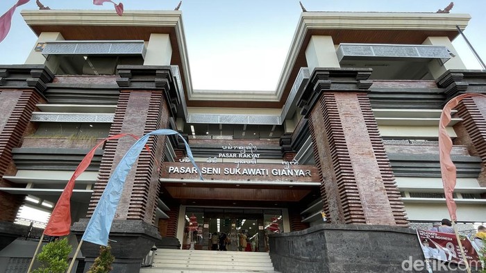 Pasar Seni Sukawati, Tempat Berburu Oleh-oleh Khas Bali Bagi traveler yang sedang berlibur di Bali, tak lengkap rasanya jika tak mampir ke Pasar Seni Sukawati. Di pasar itu menyediakan bermacam oleh-oleh khas Bali.