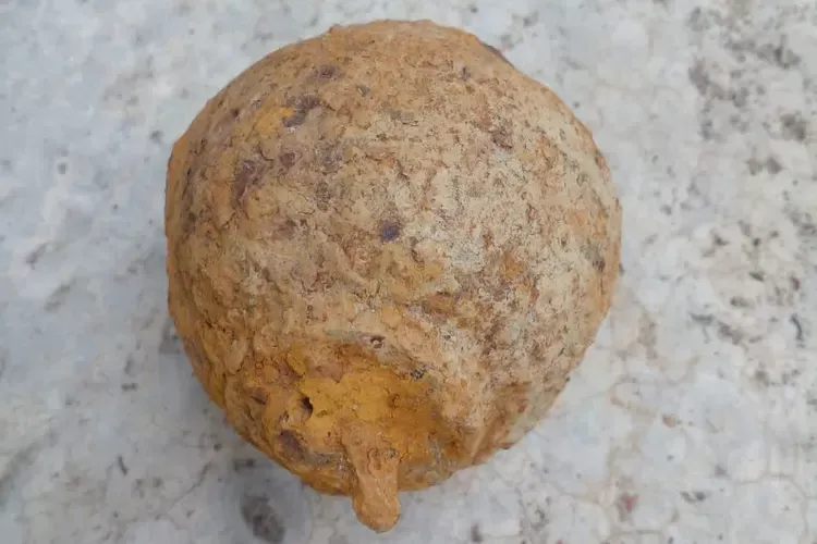 Penampakan granat yang ditemukan warga Danau Teluk, Kota Jambi.