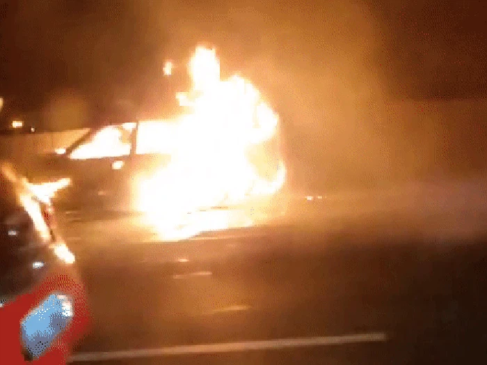 Penampakan mobil Corolla yang terbakar di Tol Padaleunyi