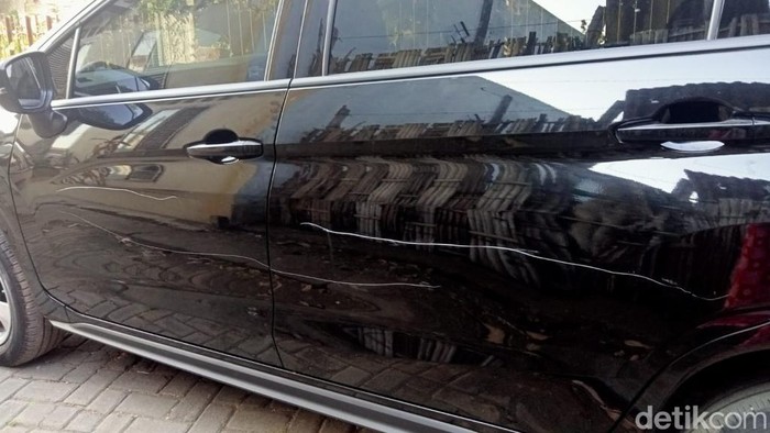 Penampakan mobil dinas Ketua Bawaslu Kota Pasuruan dirusak orang tak dikenal