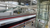 Stasiun Kereta Cepat Tegalluar nampak memiliki nuansa bak bandara milenium. Dinding stasiun dicat warna putih, dipadupadankan dengan material kaca, menumbuhkan kesan modern. Total ada empat peron yang tersedia serta empat jalur rel kereta. Tak ketinggalan, stasiun ini juga sudah dilengkapi fasilitas tangga, eskalator, hingga elevator.