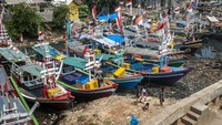 Menurut nelayan setempat, sejak sebulan terakhir pendangkalan air terjadi di muara Sungai Cipunten yang berada di kawasan Pelabuhan Labuan tersebut mengakibatkan ratusan kapal kesulitan untuk keluar masuk pelabuhan.  