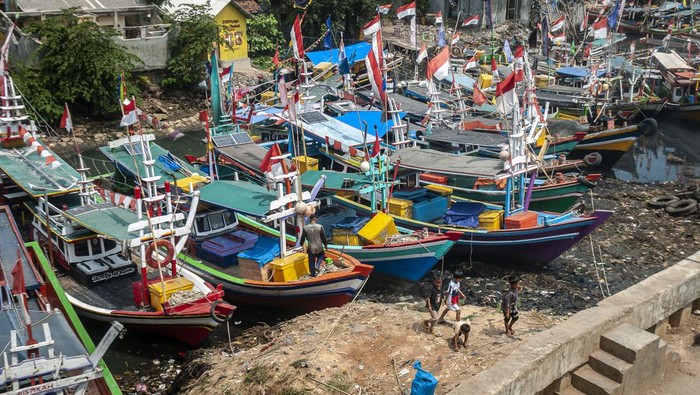 Pendangkalan di Pelabuhan Labuan, Kapal Nelayan Sulit Keluar Masuk Sejumlah anak bermain di sekitar kapal nelayan yang bersandar di bantaran muara Sungai Cipunten di Labuan, Pandeglang, Banten, Jumat (15/9/2023). Menurut nelayan setempat, sejak sebulan terakhir pendangkalan air terjadi di muara Sungai Cipunten yang berada di kawasan Pelabuhan Labuan tersebut mengakibatkan ratusan kapal kesulitan untuk keluar masuk pelabuhan. ANTARA FOTO/Muhammad Bagus Khoirunas/hp.