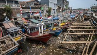 Sejumlah kapal nelayan bersandar di bantaran muara Sungai Cipunten di Labuan, Pandeglang, Banten, Jumat (15/9/2023).  