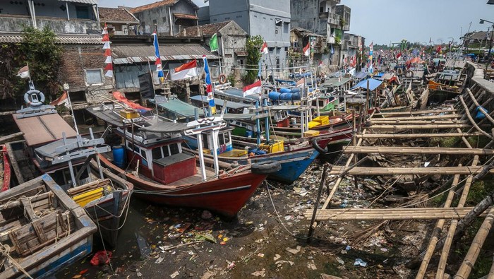Sejumlah anak bermain di sekitar kapal nelayan yang bersandar di bantaran muara Sungai Cipunten di Labuan, Pandeglang, Banten, Jumat (15/9/2023). Menurut nelayan setempat, sejak sebulan terakhir pendangkalan air terjadi di muara Sungai Cipunten yang berada di kawasan Pelabuhan Labuan tersebut mengakibatkan ratusan kapal kesulitan untuk keluar masuk pelabuhan. ANTARA FOTO/Muhammad Bagus Khoirunas/hp.