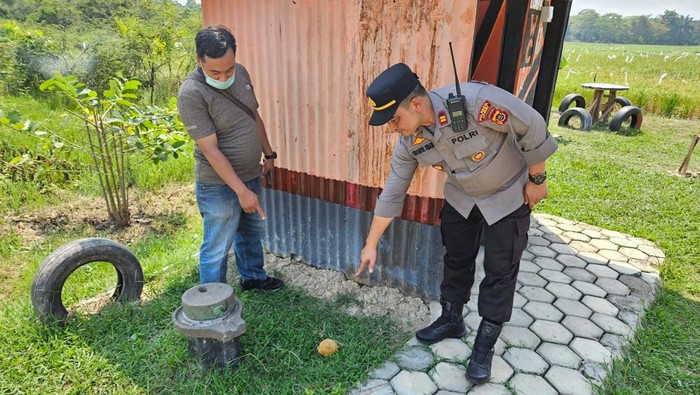 Penemuan benda diduga granat di semak-semak di Kota Jambi.