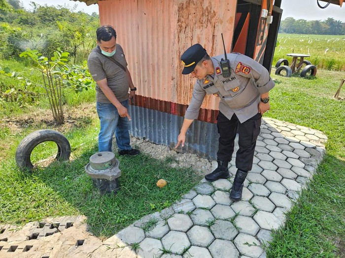Penemuan benda diduga granat di semak-semak di Kota Jambi.