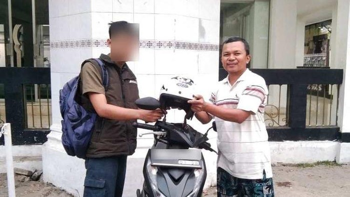Pengurus wilayah setempat menyerahkan sepeda motor pemuda yang lupa parkir motor di warung makan