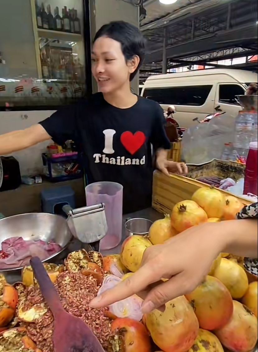 penjual jus buah di Thailand bisa berbahasa Indonesia