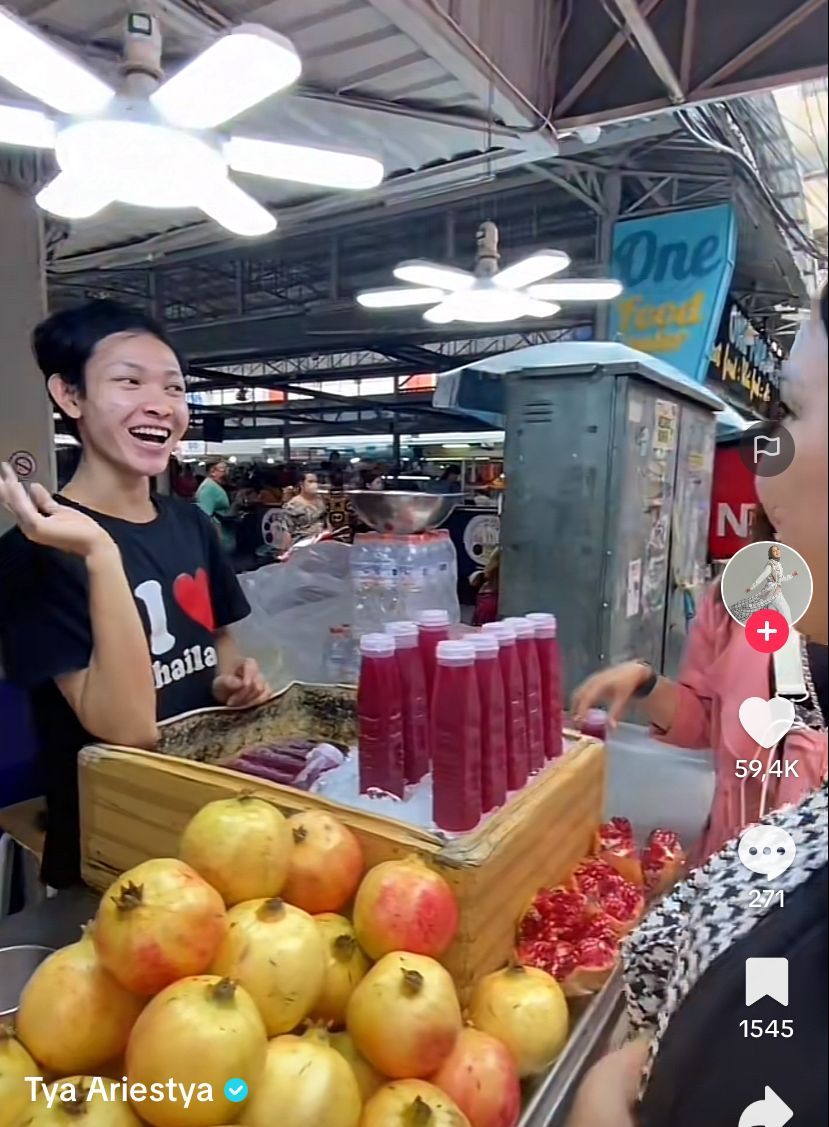 penjual jus buah di Thailand bisa berbahasa Indonesia