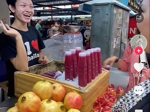penjual jus buah di Thailand bisa berbahasa Indonesia