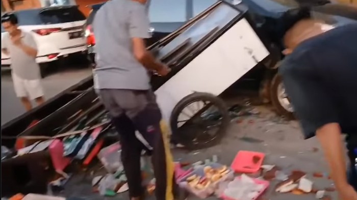 Penjual kue di Makassar menjadi korban tabrak lari mobil plat B.