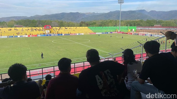 Penonton di Stadion Gelora BJ Habibie, Parepare di laga PSM Makassar Vs Barito Putera.