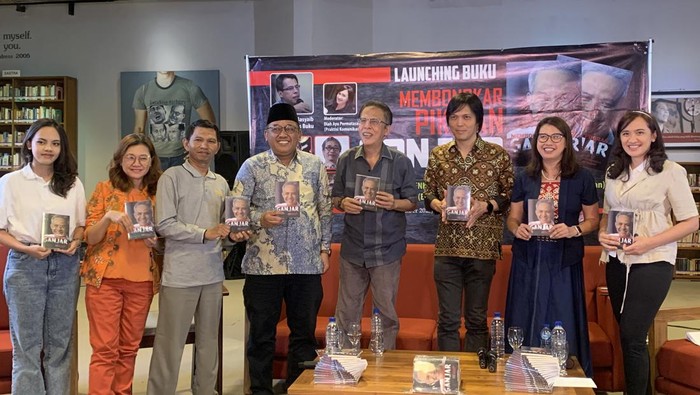Penulis Hamid Basyaib melaunching buku berjudul Membongkar Pikiran Ganjar. (Mulia-detikcom)