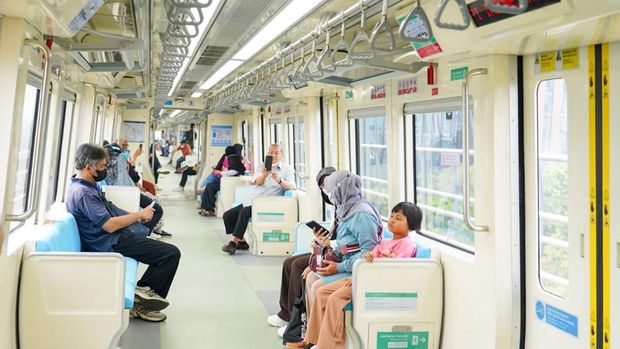 Penumpang naik LRT Jabodebek. (Dok. KAI)