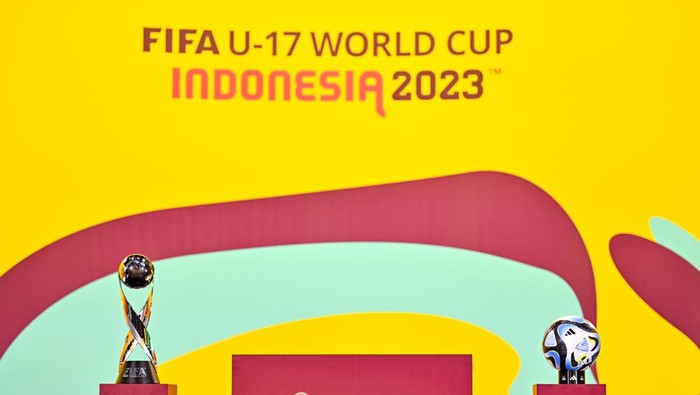 ZURICH, SWITZERLAND - SEPTEMBER 14: A general view of the FIFA U-17 World Cup 2023 Indonesia Winners Trophy and Official Match Ball on stage prior to the Final Draw for the FIFA U-17 World Cup 2023 Indonesia at HoF, Home of FIFA on September 14, 2023 in Zurich, Switzerland. (Photo by Harold Cunningham/FIFA)