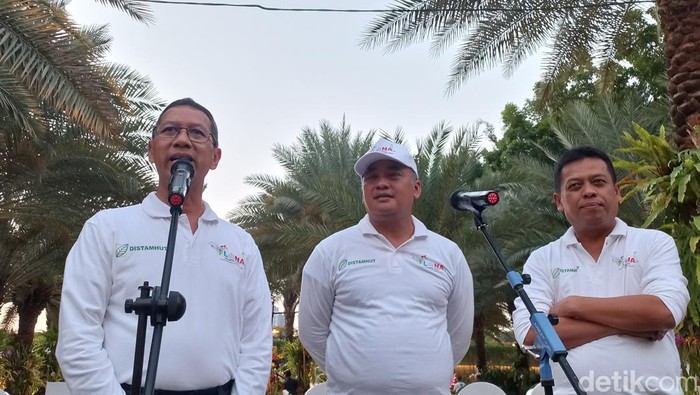 Pj Gubernur DKI Heru Budi Hartono (kiri), Kepala Dinas Pertamanan dan Hutan Kota DKI Bayu Meghantara (tengah), Sekda DKI Joko Agus Setyono (kanan) di Lapangan Banteng, Jakpus (Anggi/detikcom)