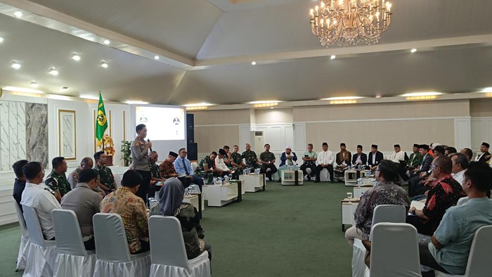 Pj Gubernur Jawa Barat bersama jajaran menggelar silaturahmi bersama forum komunikasi pimpinan daerah (Forkopimda) Kabupaten Bogor.
