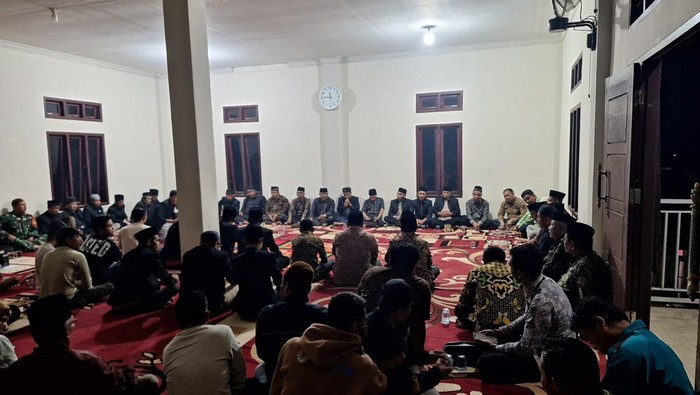 Pertemuan warga Desa Tamiai, Kerinci dan Desa Perentak, Merangin soal tambang emas ilegal.