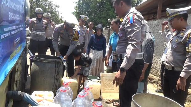 Polisi di Subang saat mendistribusikan air bersih