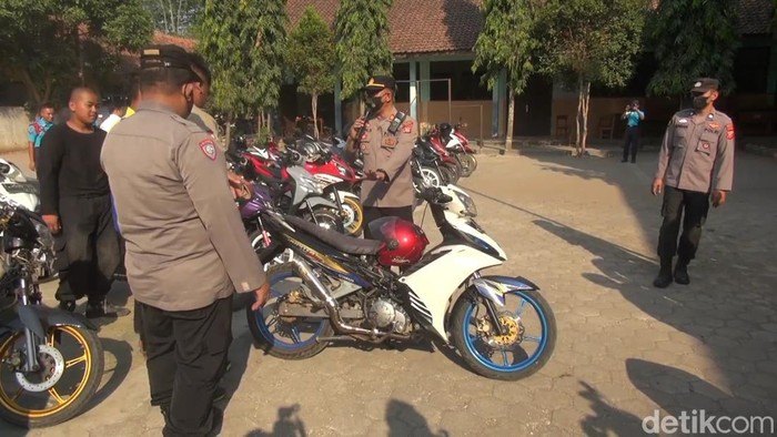 Polisi razia kendaraan knalpot brong di lingkungan sekolah.