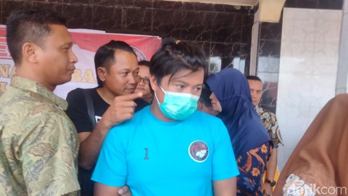 Polres Asahan memperlihatkan barang bukti serta tersangka kurir narkoba 2 kg asal Malaysia. (Perdana Ramadhan / detikSumut)