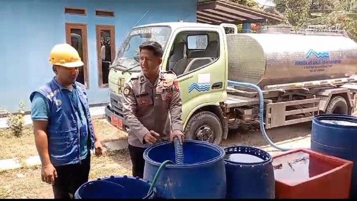 Polres Bogor bersama PDAM mendistribusikan air bersih ke warga Gunung Sindur (dok Polres Bogor).