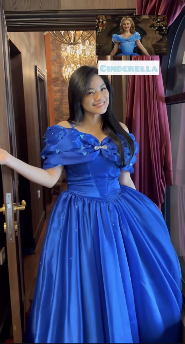 Selanjutnya ada Titi Kamal yang mengenakan gaun princess mengikuti karakter film ‘Cinderella’. Gaun biru kerah sabrina memberikan kesan yang anggun dan feminin. Foto: Instagram @zaskiasungkar15