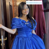 Selanjutnya ada Titi Kamal yang mengenakan gaun princess mengikuti karakter film ‘Cinderella’. Gaun biru kerah sabrina memberikan kesan yang anggun dan feminin. Foto: Instagram @zaskiasungkar15