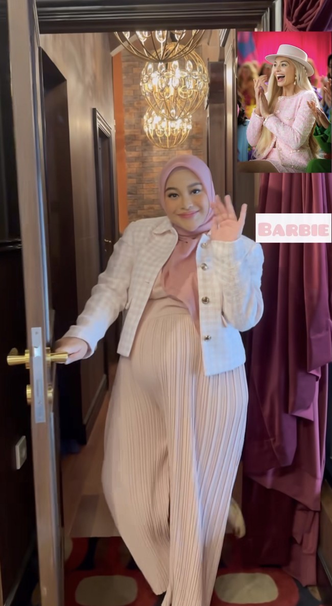 Sementara Aurel Hermansyah mengenakan setelan celana pleats dan blazer yang mirip dengan karakter Barbie. Namun tetap dilengkapi dengan gaya hijab konvensional. Foto: Instagram @zaskiasungkar15