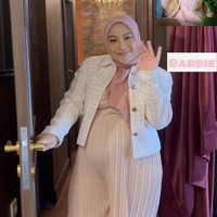 Sementara Aurel Hermansyah mengenakan setelan celana pleats dan blazer yang mirip dengan karakter Barbie. Namun tetap dilengkapi dengan gaya hijab konvensional. Foto: Instagram @zaskiasungkar15