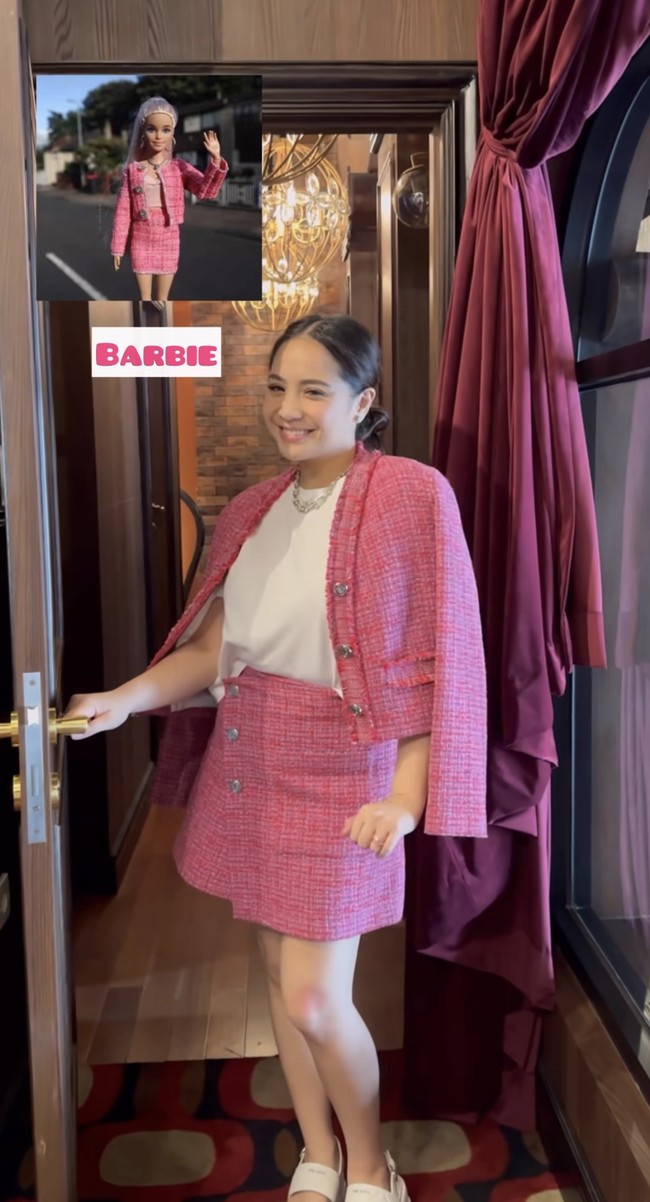 Nagita Slavina tampil cantik dengan setelan rok pendek dan tweed blazer warna shocking pink. Ibu 2 anak itu juga memerankan sosok Barbie. Foto: Instagram @zaskiasungkar15