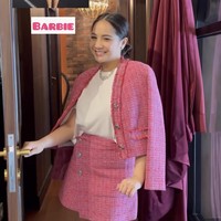 Nagita Slavina tampil cantik dengan setelan rok pendek dan tweed blazer warna shocking pink. Ibu 2 anak itu juga memerankan sosok Barbie. Foto: Instagram @zaskiasungkar15