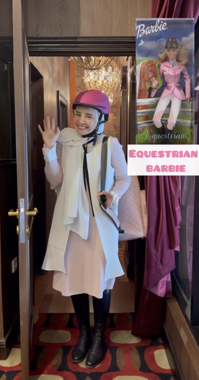 Zaskia Sungkar meramaikan suasana dengan bergaya a la Equestrian Barbie. “Setelah drama panjang perdebatan kostum arisan. Makasih traktirannya bu ay tambah rizky nya aamin, gak berasa udah tahun ke 2 aja ini cendol, sehat2 semua,” tulis Zaskia di Instagram. Foto: Instagram @zaskiasungkar15