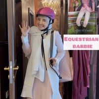 Zaskia Sungkar meramaikan suasana dengan bergaya a la Equestrian Barbie. “Setelah drama panjang perdebatan kostum arisan. Makasih traktirannya bu ay tambah rizky nya aamin, gak berasa udah tahun ke 2 aja ini cendol, sehat2 semua,” tulis Zaskia di Instagram. Foto: Instagram @zaskiasungkar15