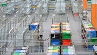Secara keseluruhan Amazon mengoperasikan sekitar 40 gudang di seluruh Meksiko. Gudang-gudang tersebut mempekerjakan lebih dari 8.000 orang secara langsung dan 32.000 lainnya secara tidak langsung.  