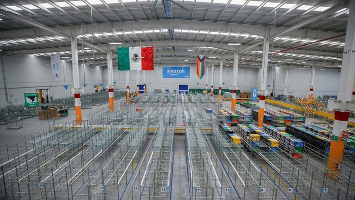 Potret Gudang Pengiriman Terbesar Amazon di Amerika Latin A general view of Amazon's new delivery center in Mexico City, Mexico, September 14, 2023. REUTERS/Raquel Cunha