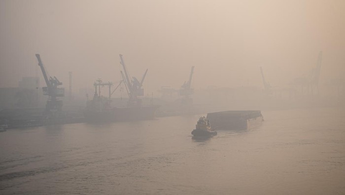 Sejumlah pengendara melintas di jembatan musi IV yang tertutup kabut asap  di Palembang, Sumatera Selatan, Jumat (15/9/2023). Kabut asap tersebut merupakan dampak dari kebakaran hutan dan lahan (Karhutla) yang terjadi di Kabupaten/kota di Provinsi Sumatera Selatan. ANTARA FOTO/Nova Wahyudi