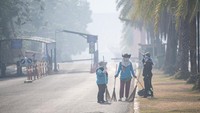 Kabut asap yang timbul dari karhutla itu membuat kualitas udara di Palembang memburuk.  