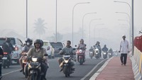 Sejumlah pengendara melintas di jembatan musi IV yang tertutup kabut asap di Palembang, Sumatera Selatan, Jumat (15/9/2023).   