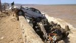Penampakan Mobil Tersapu Banjir hingga Pinggir Laut di Libya