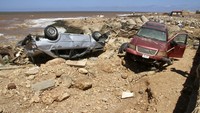 Mobil-mobil itu mengalami kerusakan parah usai terseret arus banjir di Kota Derna, Libya  