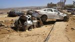 Penampakan Mobil Tersapu Banjir hingga Pinggir Laut di Libya