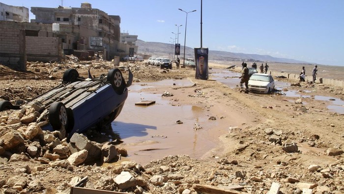 Potret Mobil Tersapu Banjir hingga Pinggir Pantai di Libya Dahsyatnya terjangan banjir menyebabkan kerusakan parah di Kota Derna, Libya. Tidak hanya bangunan ambruk, banjir juga menyapu mobil hingga ke pinggir pantai, Rabu (13/9/2023) waktu setempat.